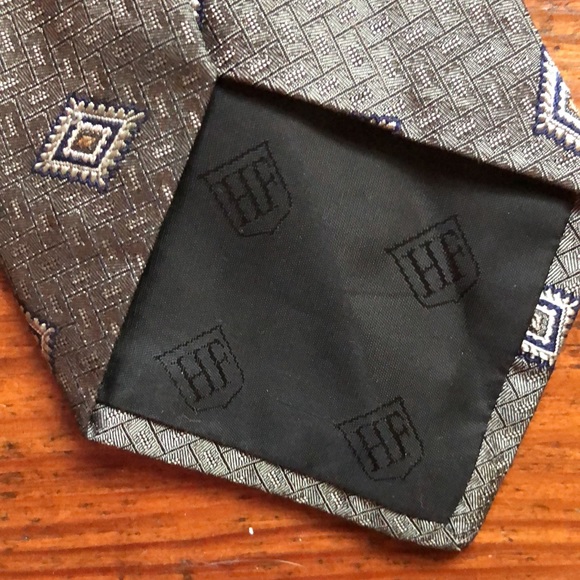 HICKEY FREEMAN 100% silk Made In Italy Muted Grey Blue Textured
Geometric NEW - Picture 8 of 16